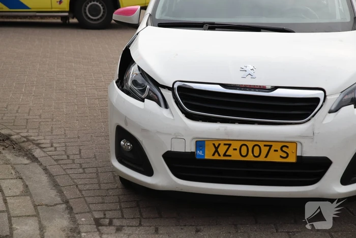 Schade bij aanrijding tussen twee auto's