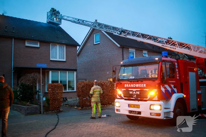 Flink gat in het dak door brand