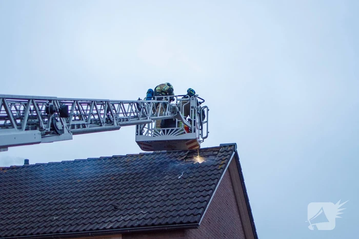 Flink gat in het dak door brand