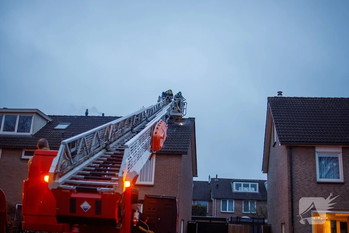 Flink gat in het dak door brand