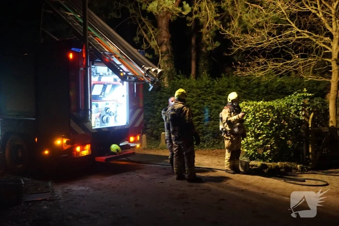 Brand op dak van vakantiewoning