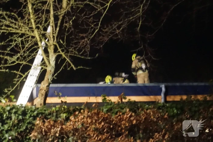 Brand op dak van vakantiewoning