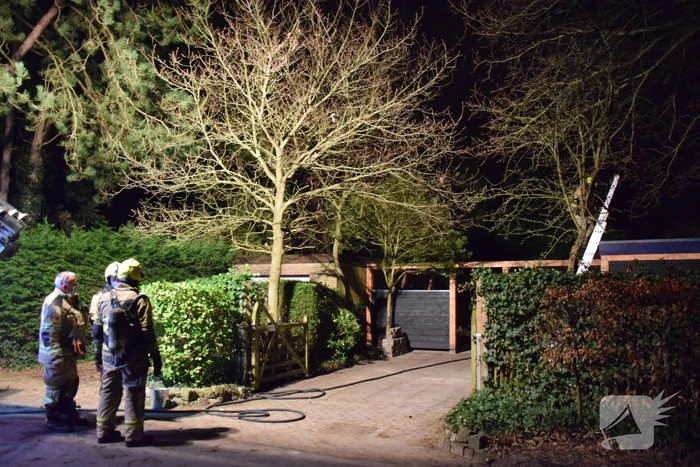 Brand op dak van vakantiewoning