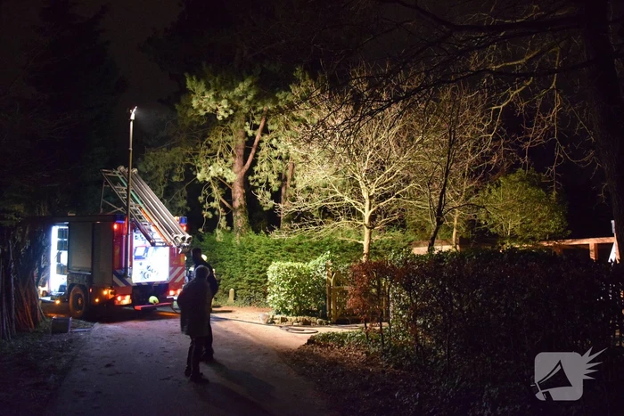 Brand op dak van vakantiewoning