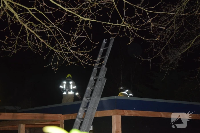 Brand op dak van vakantiewoning