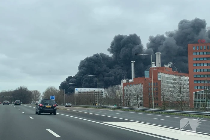 Enorme rookwolken bij grote brand in bedrijfspand
