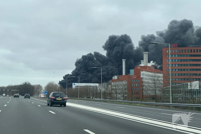 Enorme rookwolken bij grote brand in bedrijfspand