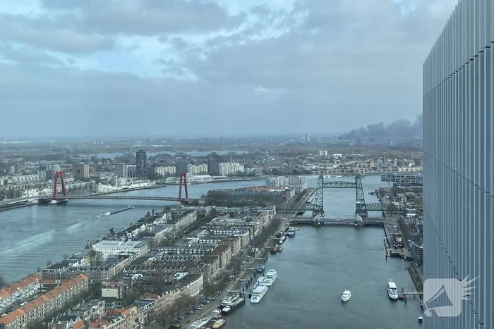 Enorme rookwolken bij grote brand in bedrijfspand