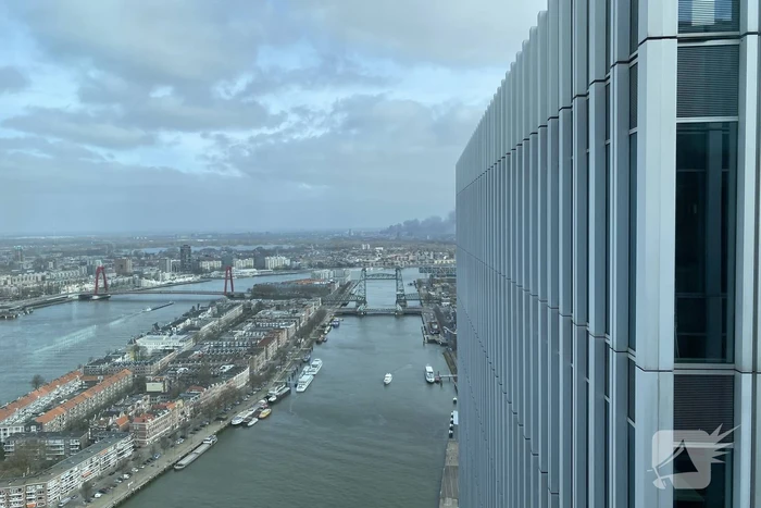 Enorme rookwolken bij grote brand in bedrijfspand