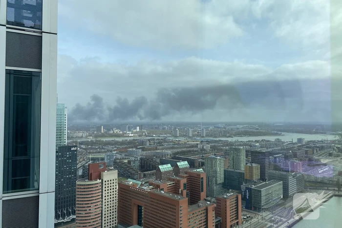 Enorme rookwolken bij grote brand in bedrijfspand