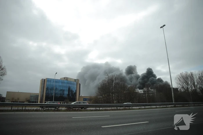 Enorme rookwolken bij grote brand in bedrijfspand