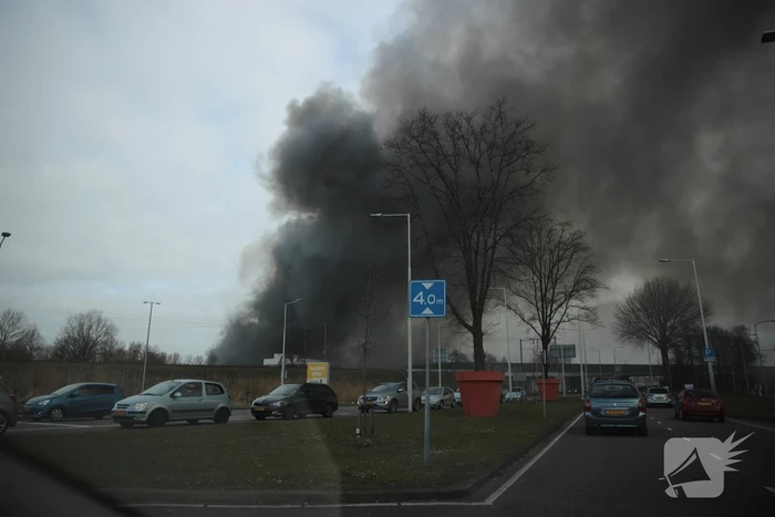 Enorme rookwolken bij grote brand in bedrijfspand