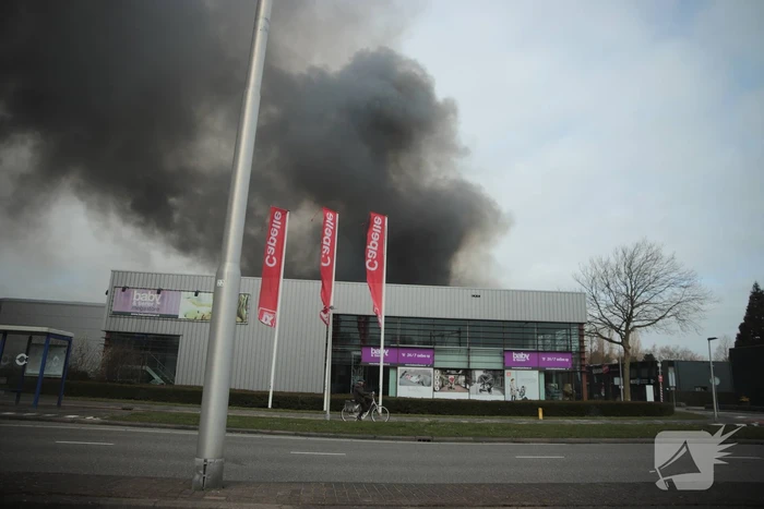 Enorme rookwolken bij grote brand in bedrijfspand