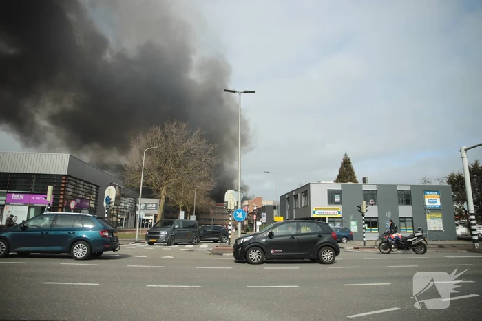 Enorme rookwolken bij grote brand in bedrijfspand