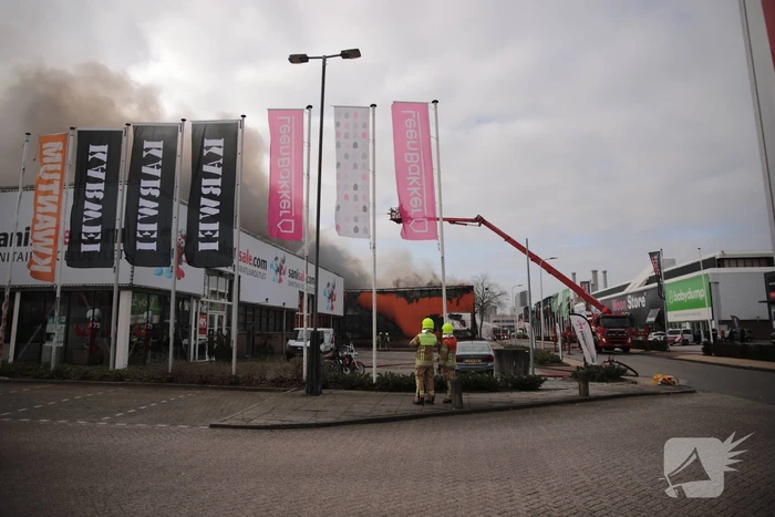 Enorme rookwolken bij grote brand in bedrijfspand