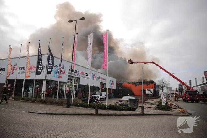 Enorme rookwolken bij grote brand in bedrijfspand