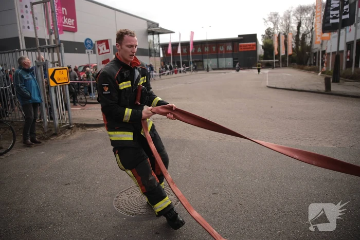 Enorme rookwolken bij grote brand in bedrijfspand