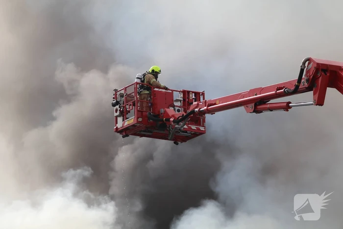 Enorme rookwolken bij grote brand in bedrijfspand