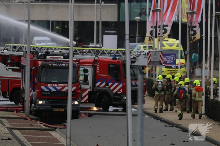 Enorme rookwolken bij grote brand in bedrijfspand