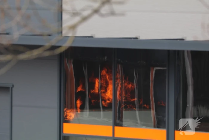 Enorme rookwolken bij grote brand in bedrijfspand