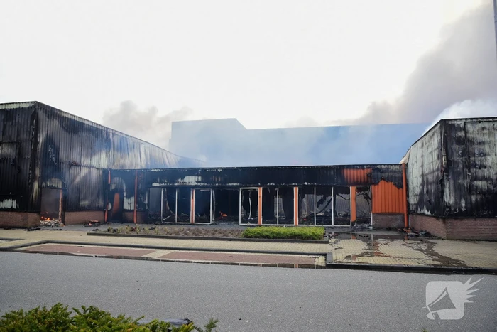 Enorme rookwolken bij grote brand in bedrijfspand