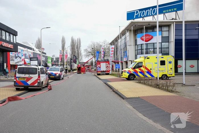 Enorme rookwolken bij grote brand in bedrijfspand