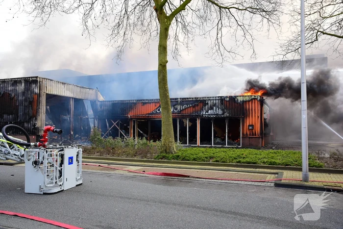 Enorme rookwolken bij grote brand in bedrijfspand