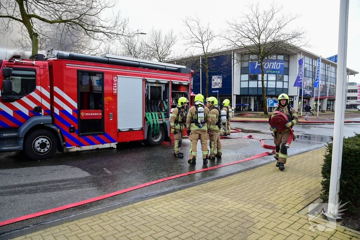 Enorme rookwolken bij grote brand in bedrijfspand