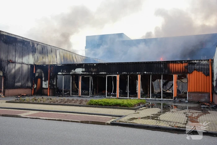 Enorme rookwolken bij grote brand in bedrijfspand