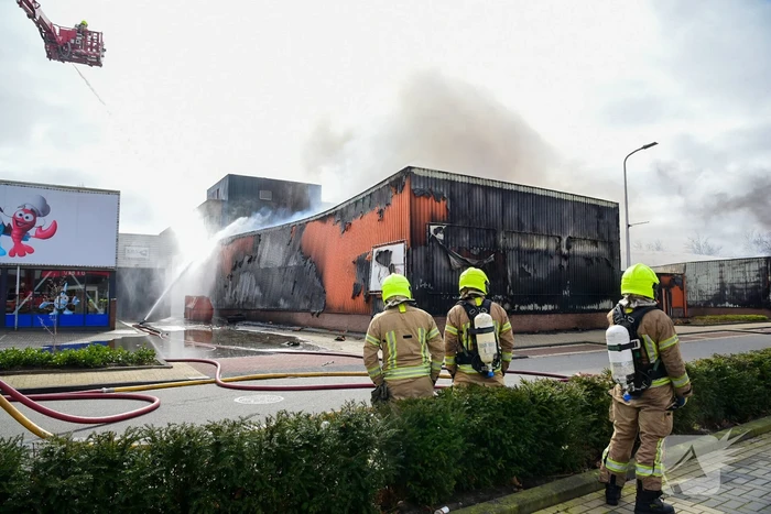 Enorme rookwolken bij grote brand in bedrijfspand