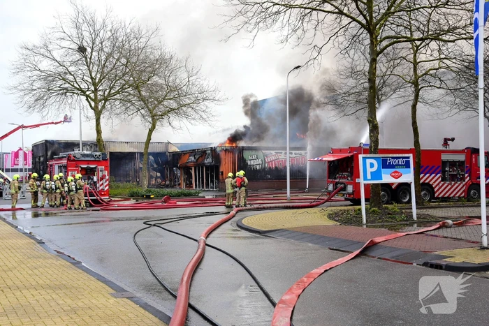 Enorme rookwolken bij grote brand in bedrijfspand