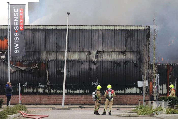 Enorme rookwolken bij grote brand in bedrijfspand