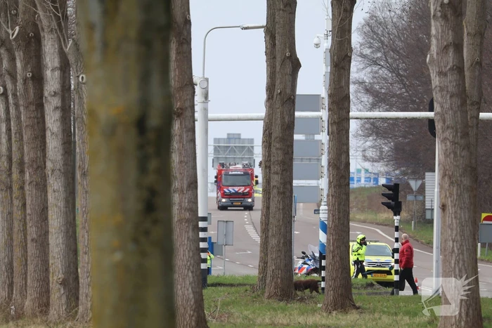 Enorme rookwolken bij grote brand in bedrijfspand