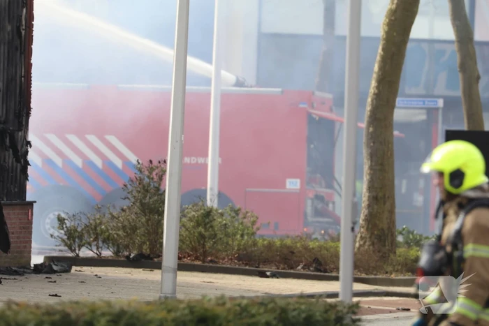 Enorme rookwolken bij grote brand in bedrijfspand
