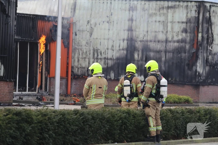 Enorme rookwolken bij grote brand in bedrijfspand