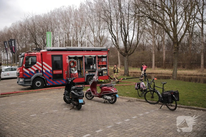 Enorme rookwolken bij grote brand in bedrijfspand