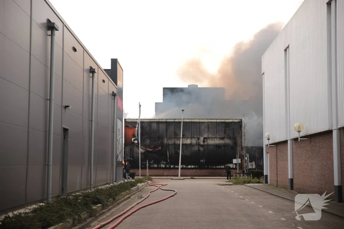 Enorme rookwolken bij grote brand in bedrijfspand