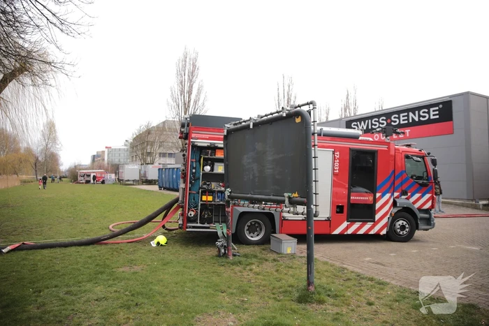 Enorme rookwolken bij grote brand in bedrijfspand