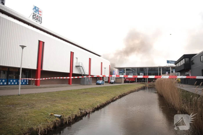 Enorme rookwolken bij grote brand in bedrijfspand