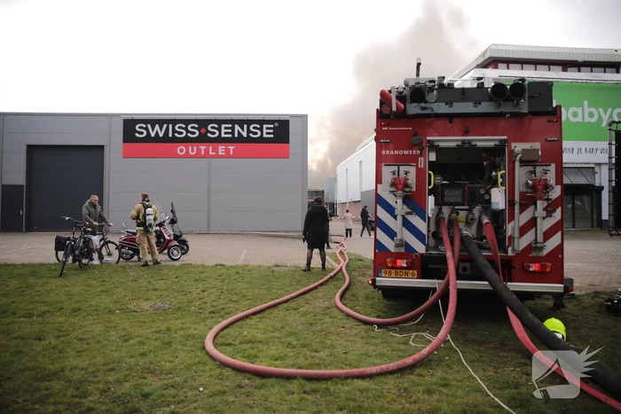 Enorme rookwolken bij grote brand in bedrijfspand