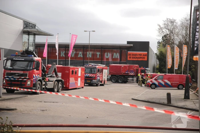 Enorme rookwolken bij grote brand in bedrijfspand