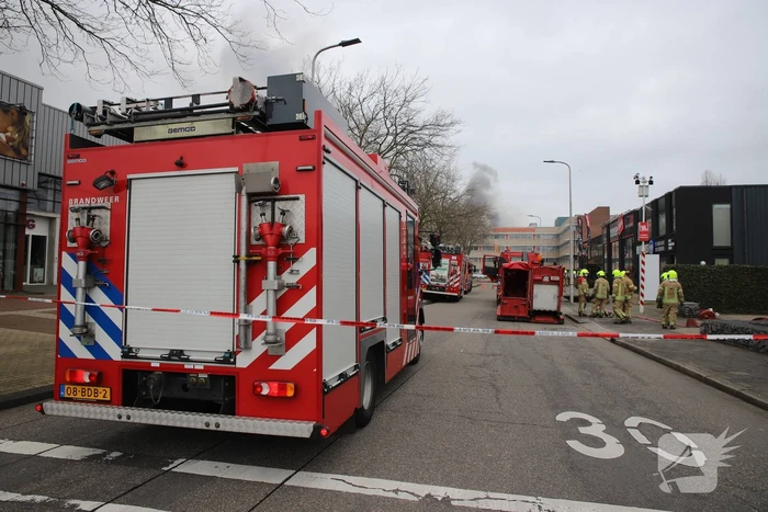 Enorme rookwolken bij grote brand in bedrijfspand