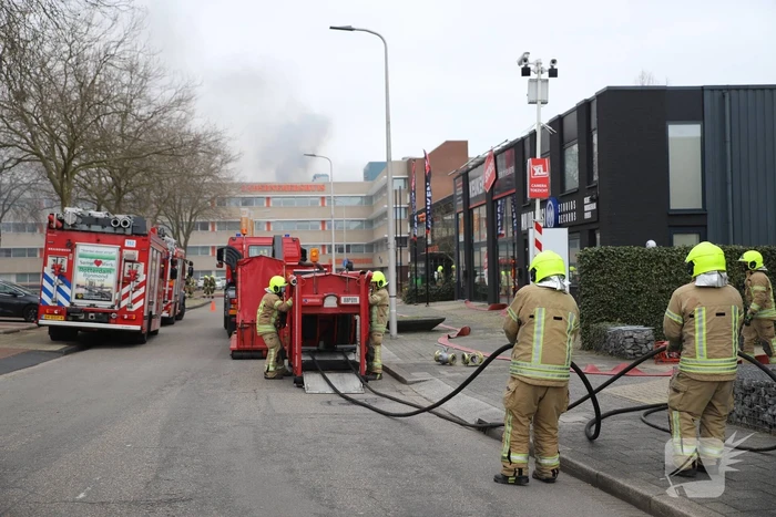 Enorme rookwolken bij grote brand in bedrijfspand