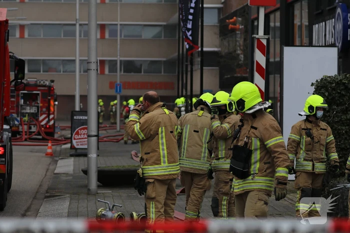 Enorme rookwolken bij grote brand in bedrijfspand