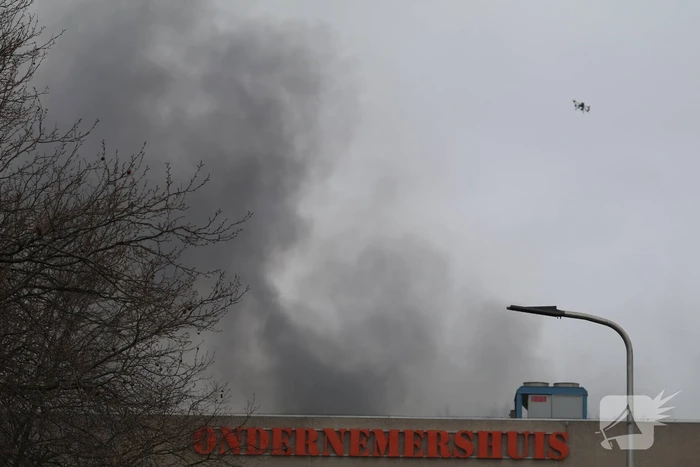 Enorme rookwolken bij grote brand in bedrijfspand