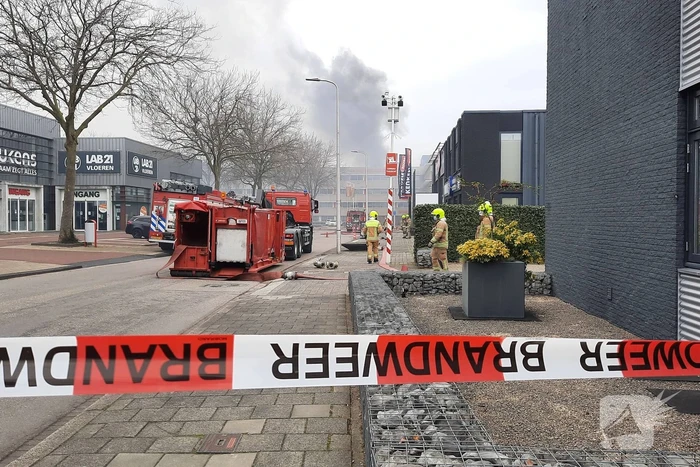 Enorme rookwolken bij grote brand in bedrijfspand