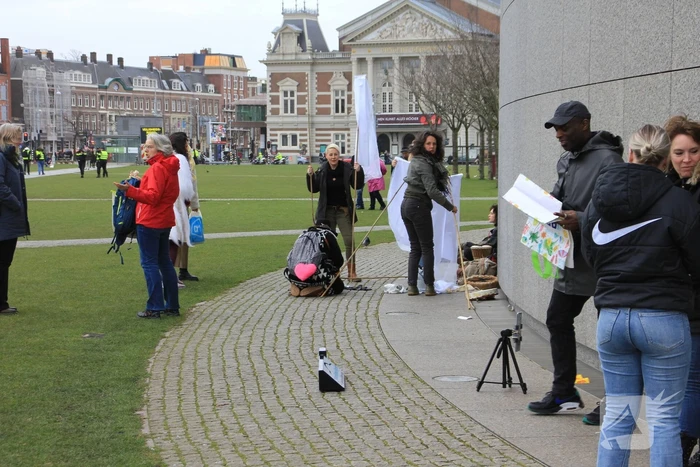Opnieuw verzamelen demonstranten zich op het Museumplein