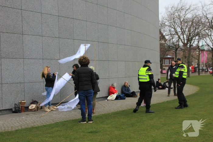 Opnieuw verzamelen demonstranten zich op het Museumplein