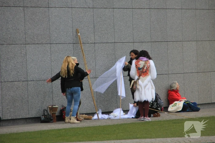 Opnieuw verzamelen demonstranten zich op het Museumplein