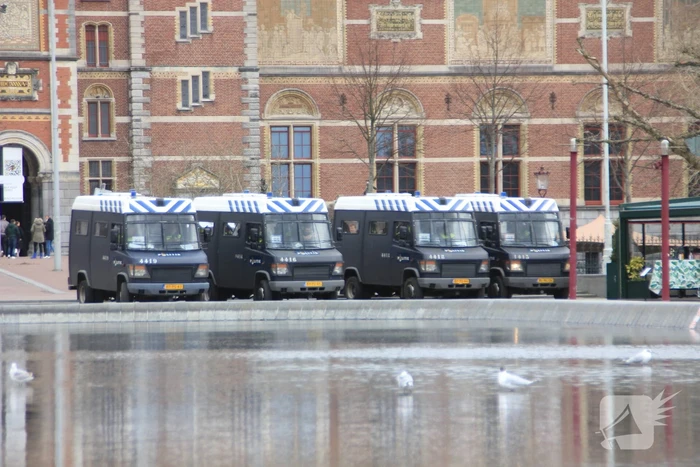 Opnieuw verzamelen demonstranten zich op het Museumplein